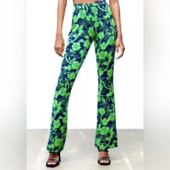 NWT Zara Blue/Green Patterned
Jacquard Pull On Flare Trousers
Pants Sz Medium - Picture 1 of 7